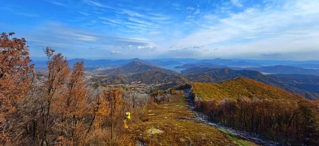 “秋彩裹霜” 大青山季节交替绘就双色画卷