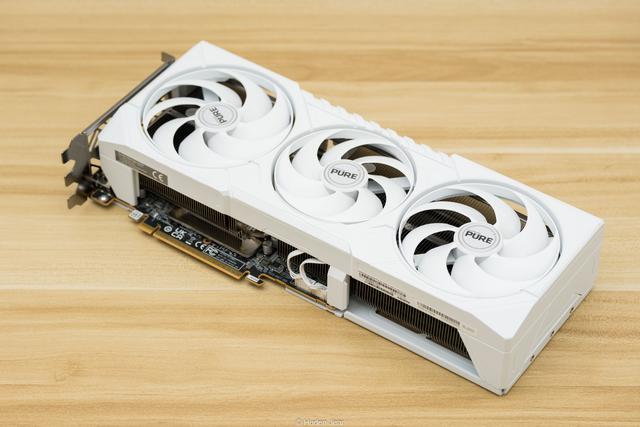 上上代的老i7还在战斗？R7 9700X vs i7 14700KF游戏测试