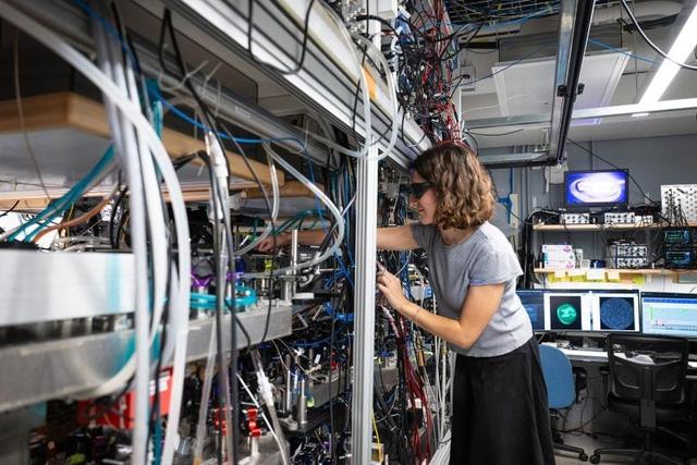 量子计算迎来历史性突破：加州理工学院实现6100量子比特阵列