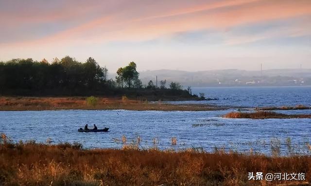 秋天的溢泉湖流光溢彩，将浪漫与温馨装满