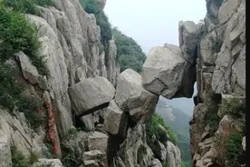 山东莱芜一块大石头突然站起来，还会吵架，这是怎么回事？图片