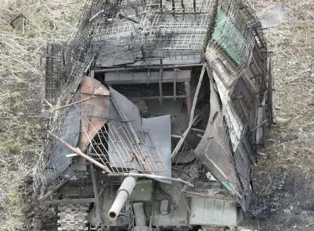 红警“幻影坦克”成真？俄军改装T-80坦克，能挡100台FPV无人机？