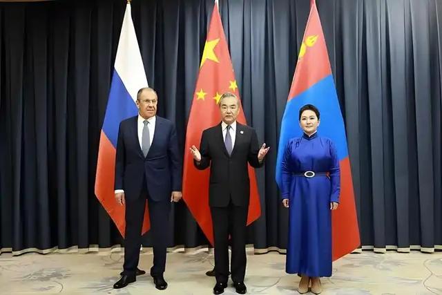 普京专机离开北京后，刚飞出中俄国境线，马上降落在了海参崴