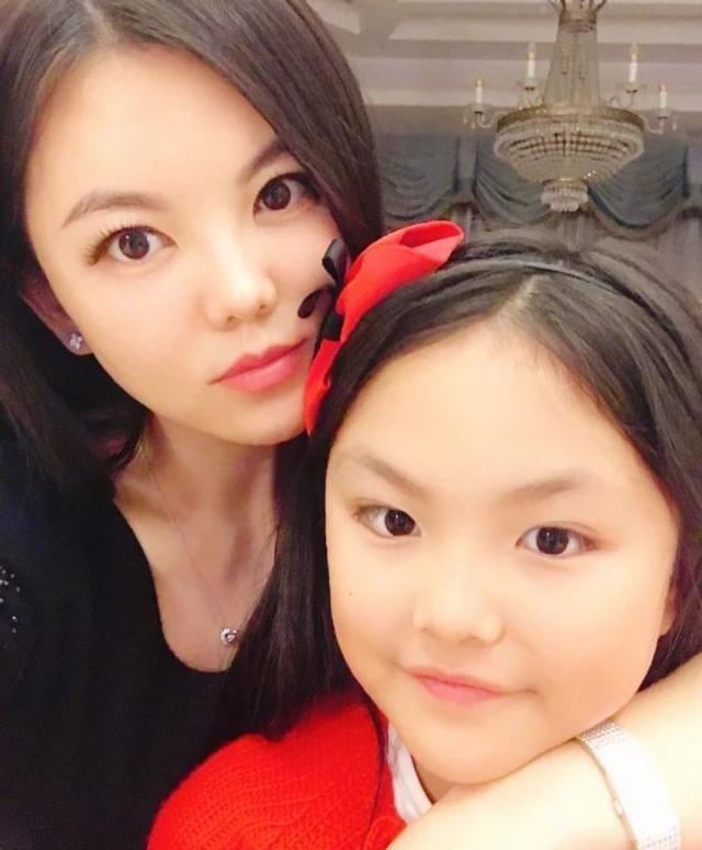 李湘的女儿王诗龄在自家北京小院拍照，配这个色调看上去有点吓人