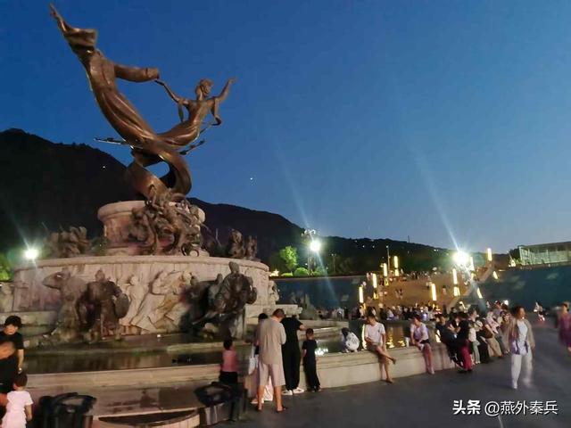 华清宫外的夜色，是文旅的尴尬，居民的闲娱，游客的懵逼