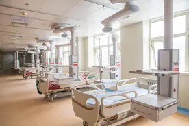 警惕！河南男子腹痛，肚里取出长半米黄鳝，医生：下河洗澡钻入！图片