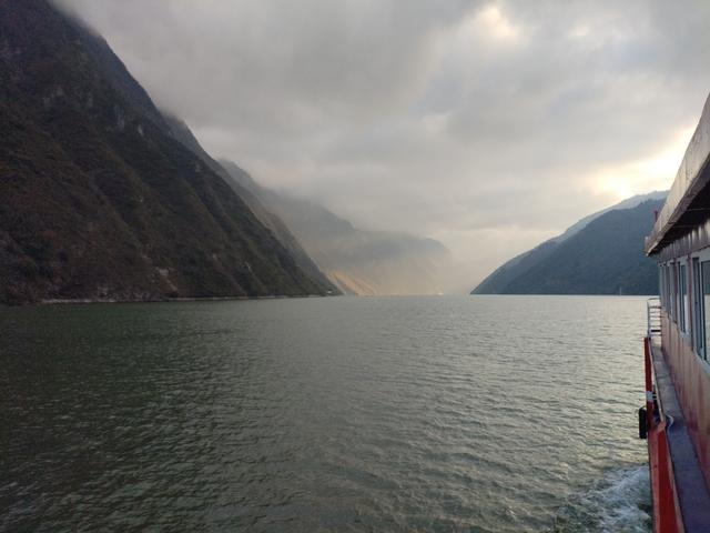 鄂渝行第四天（上）：小红船换小白船，从巫山到巴东