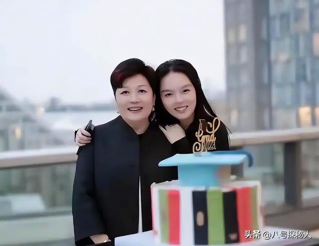 李咏病逝六年后！女儿毕业哥大，法图麦晒男友合影，两人有夫妻相