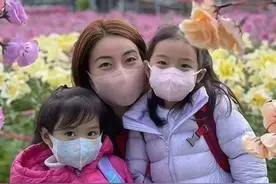 郭晶晶68岁母亲范玉梅罕见露面：满头白发很慈祥，陪外孙女庆生图片