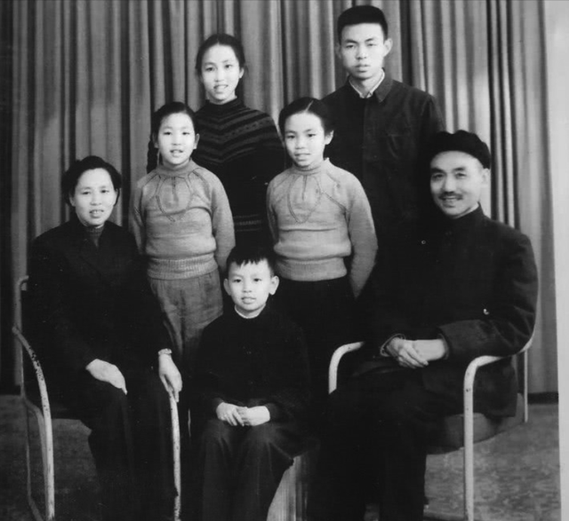 他无职务无军衔，评级时却惊动毛主席，最后特批的待遇比大将还高