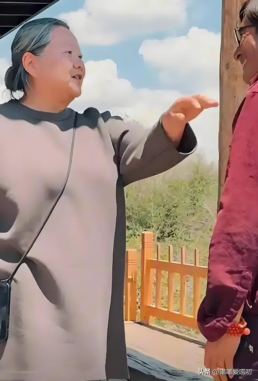 64岁的洪晃来到甘南旅游，体现年龄的真实状态，头发不染妆不画
