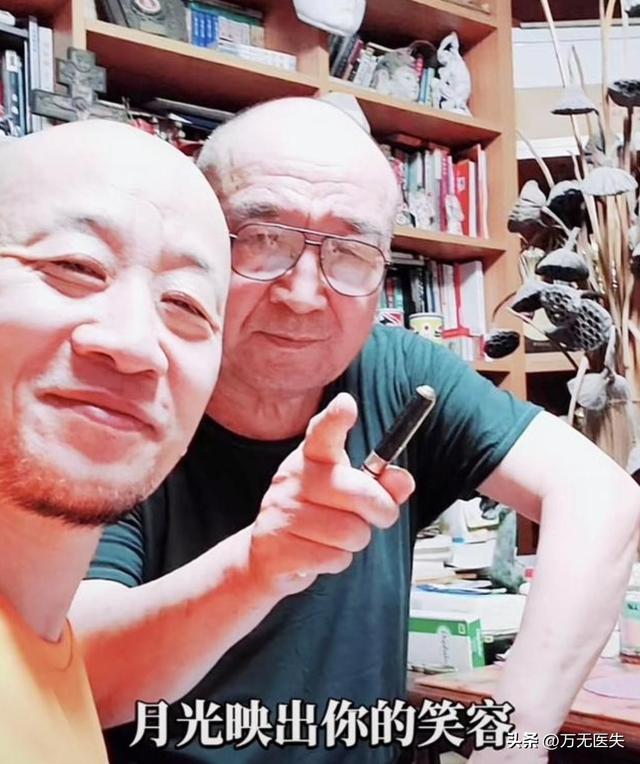 78岁李保田近况令人唏嘘，住处杂乱喝10元桶装水，如今老到不敢认