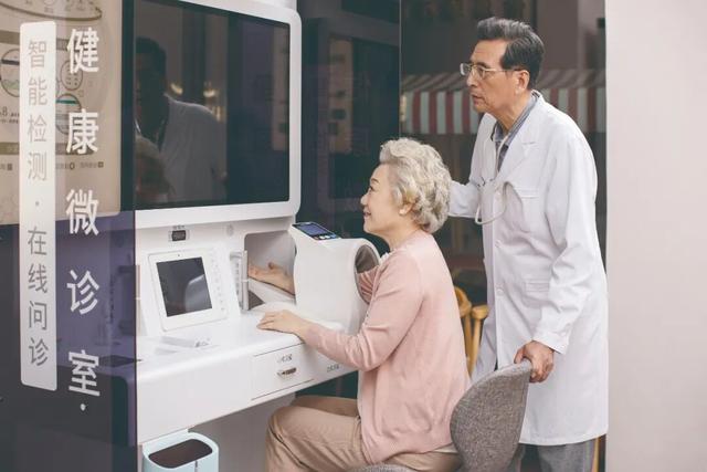 大学教授教100个老人用大模型，让AI了解他们真正的困境