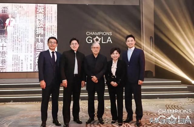 郭晶晶夫妻俩在高铁站被偶遇，没有戴口罩，霍启刚拉着破旧行李箱