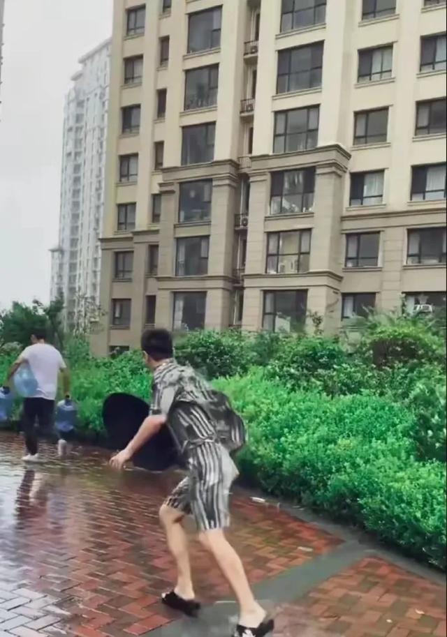 不怪李小璐要为他生孩子，真人确实帅气，身材也很好。