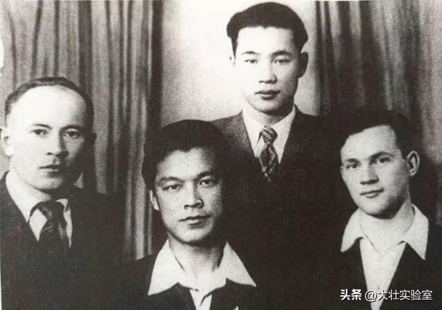 李鹏总理儿媳罕见留影，五官端正长相大气，爷爷功勋卓著比肩元帅