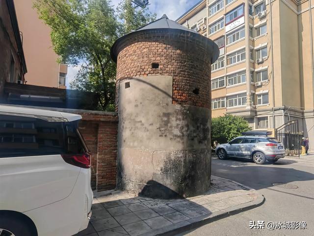 哈站北广场附近有一处侵华日军的岗楼，等车时可以来看看