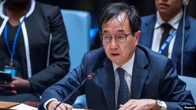 中日爆发"激烈交锋"，菲站出来力挺日本，在南海持刀威胁中国海警