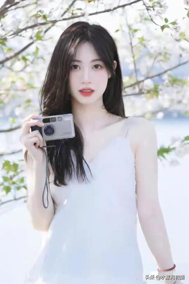 河南洛阳一校花，172cm皮肤白到发光，身材也是顶流，太美了