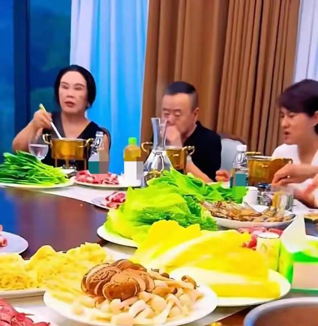 潘长江一家北京别墅宴客，餐厅大得像会所，妻子杨云罕见现身！