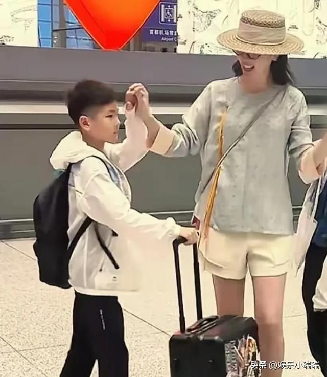央视女神李思思：儿子们都长这么大了！最新亲子照曝光！