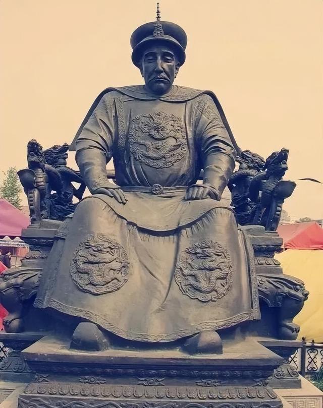 2005年沈阳，皇寺广场上的清十二帝像
