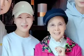 79岁李谷一国庆罕见露面 与付笛声夫妻同框骨瘦如柴 变化太大引担忧图片