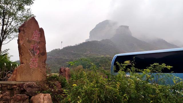 雾锁风挡山，红叶引客来