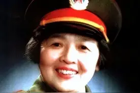 93年，63岁胡斐佩将军再婚嫁给鲍世禄，女儿：我和哥哥都支持妈妈图片