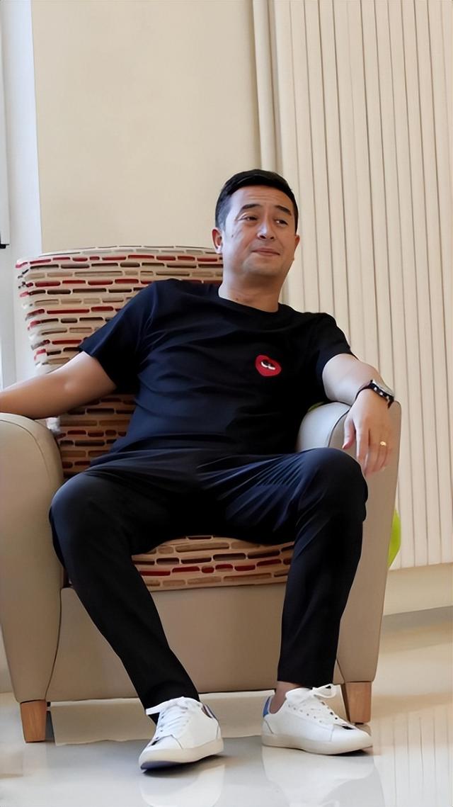 与王海燕离婚传闻真相大白1年，55岁张嘉益近况曝出，一点不意外