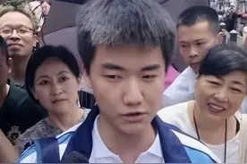 提前15分钟交卷，公然嘲讽高考题目太简单的林欢，现在怎么样了？图片