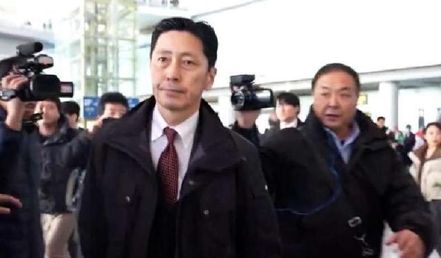 日本高官抵达北京，落地后眉头紧锁，中方通知日本，不见高市早苗