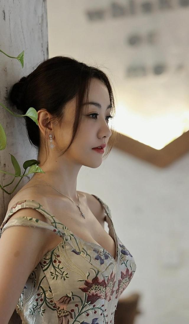 杨蓉这胸是真的吗？跟两个足球一样了，真的非常好看了