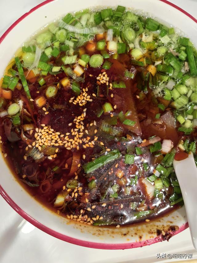 在甘肃省定西市临洮县吃了牛肉面，一碗面条多到足够两个人一起吃