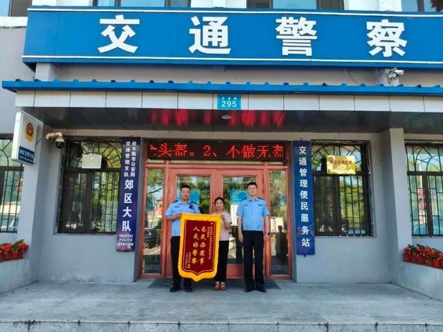 自驾爆胎、行李丢失、车辆故障！龙江交警护游路上那些暖心事儿……