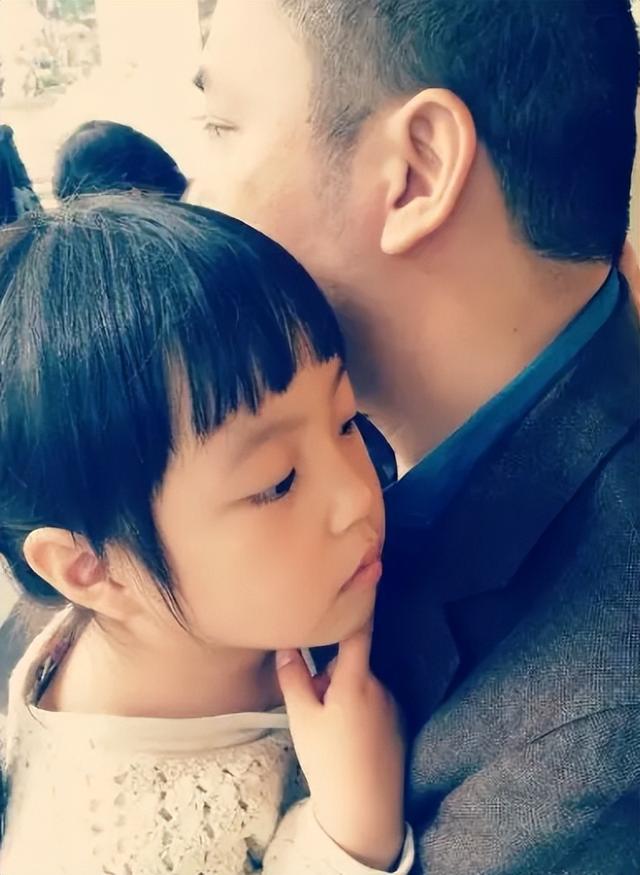 赵薇一家三口旅游回来，75岁母亲打扮时尚，小四月越来越像赵薇了