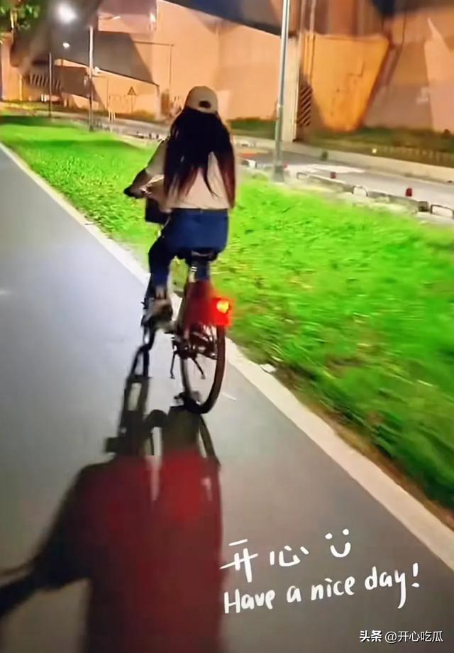 小玥玥和小箖箖街头骑车散步，爸爸推姐弟俩荡秋千，玩得太开心了