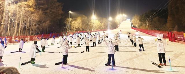 昼享林海漂流，夜赏星空滑雪，净月潭开启“白+黑”狂欢模式