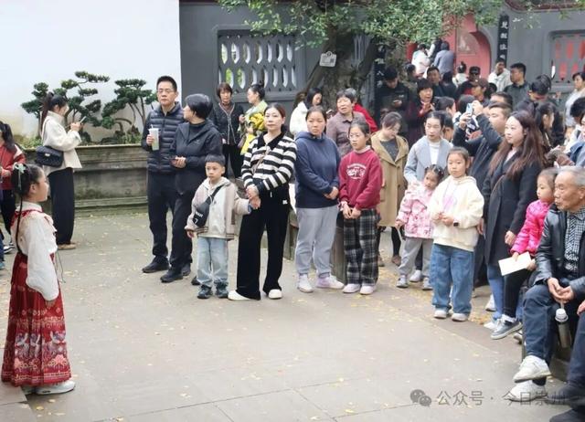 银杏季，罨画池多了一道超可爱的风景……