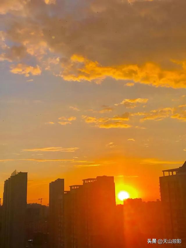 昨晚，乌鲁木齐晚霞满天