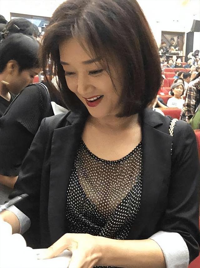 宋祖英：连登24届春晚，39岁高龄生子后“消失”，57岁身材似少女
