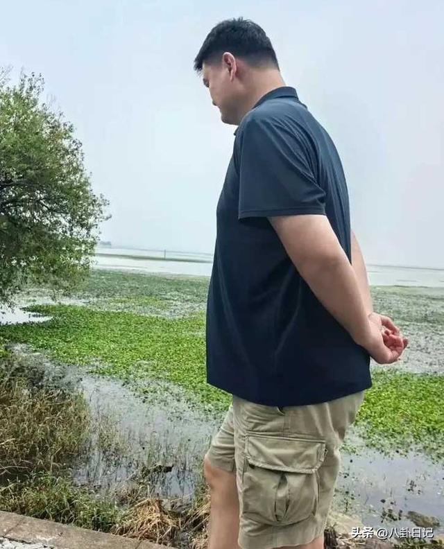 姚明一家老少现身苏州，15岁女儿背不挺，还打扮老气，丈母娘超瘦