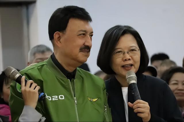 曾是一代歌王，后来成人尽皆知的台独份子，如今赔光家产下场凄凉