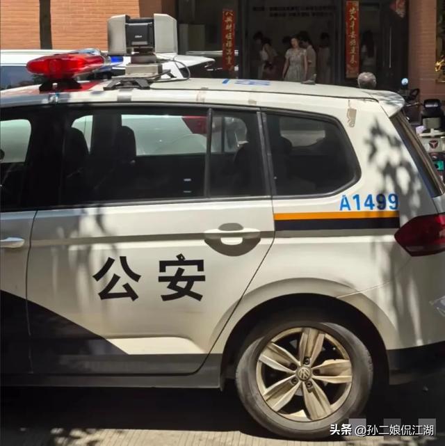 闹大了！采访遭殴打，设备被砸烂，人民日报点名，当事人发声
