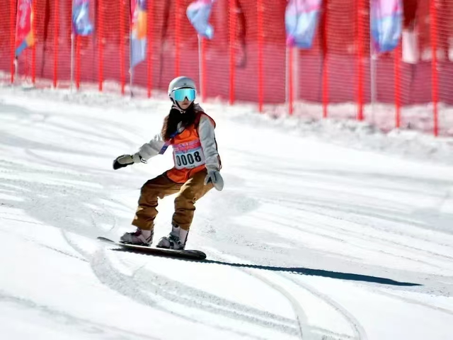 从“上班”到“上板”：“滑”式过冬在阿坝，引领冬游新热潮