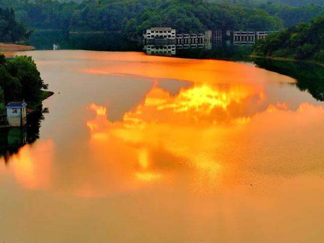 崇州“果冻海”，连夕阳都是美的······