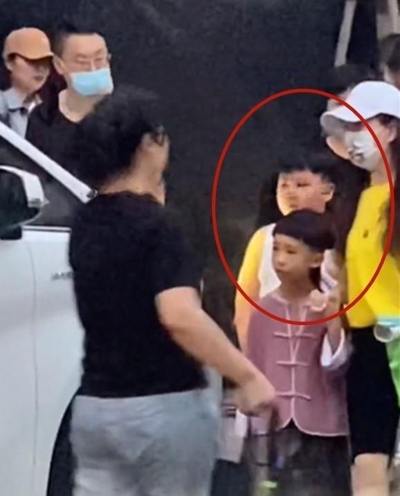 郭汾阳和社会朋友合影，气场全开，小时候可爱，长大后初现霸总范