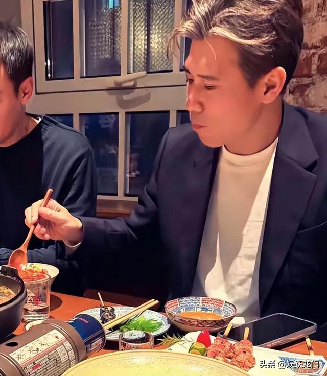 辛柏青吃饭被偶遇	，李乃文给他夹菜，瘦了老的不成样，破碎感太强