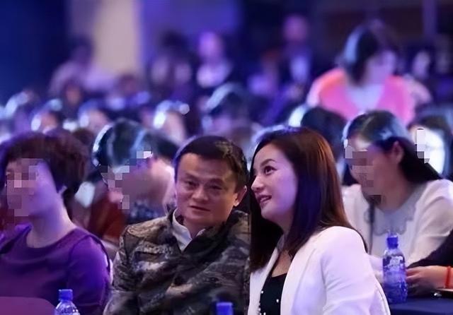 赵薇低调回安徽老家，戴口罩帽子墨镜全副武装，打扮土气像村里人