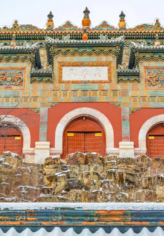 冬日玩雪乐趣多，雪圈冰场糖葫芦，那份纯真让人难忘